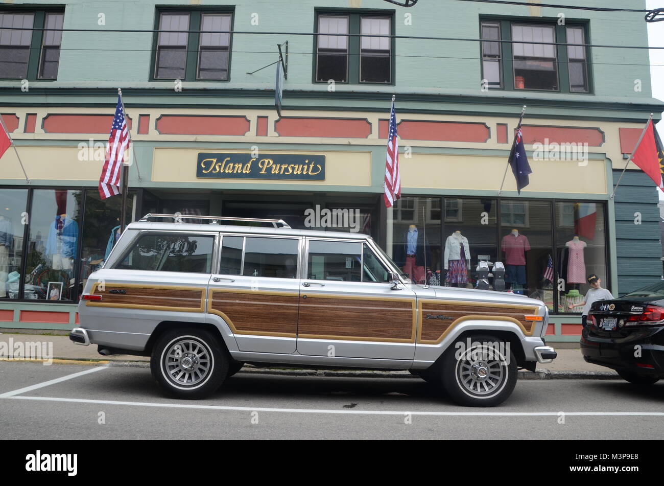 Jeep Grand wagoneer parcheggiata fuori dell'isola pursuit negozio di  abbigliamento newport Rhode Island USA Foto stock - Alamy