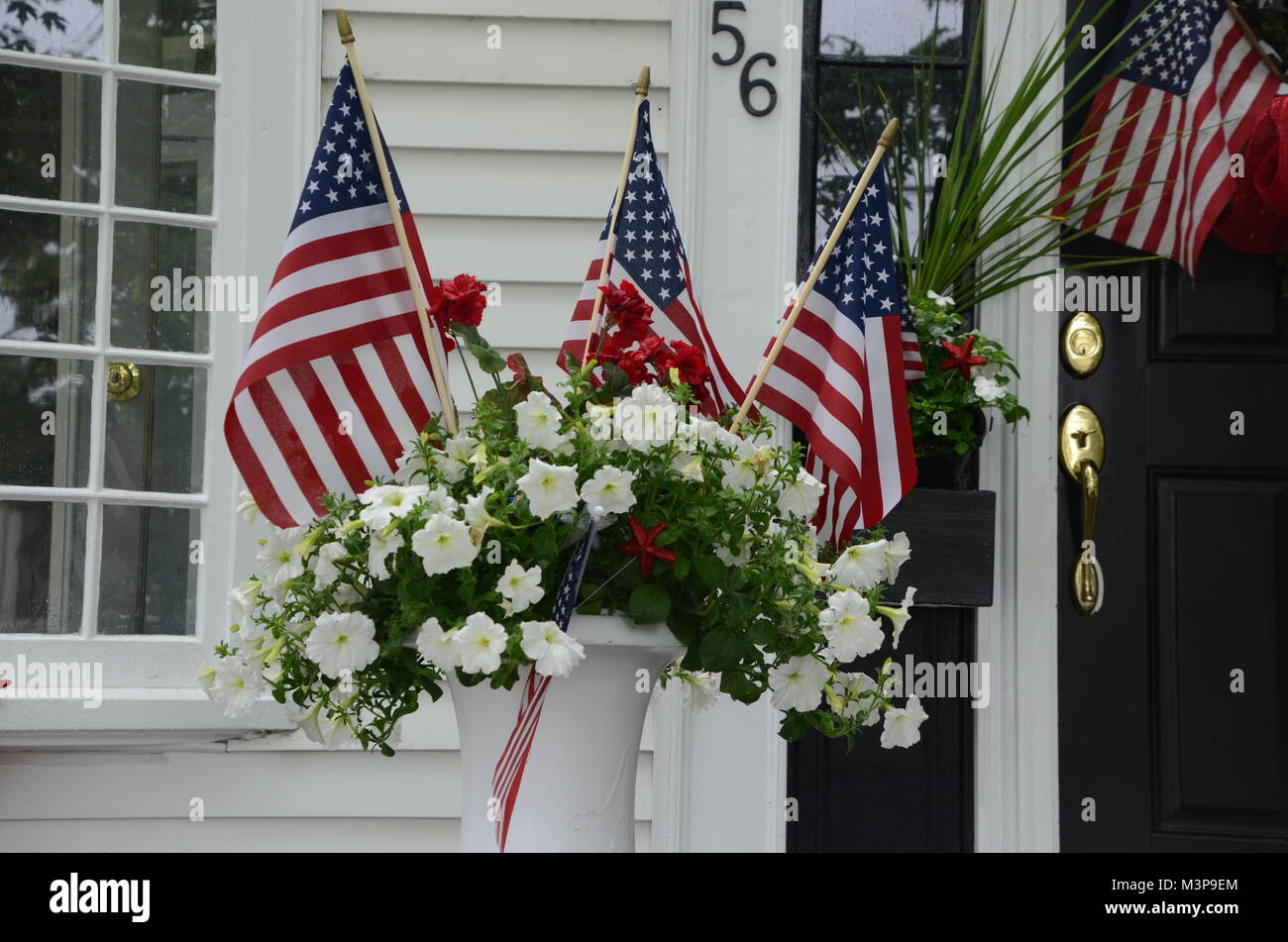 Un display patriottico al di fuori di una casa per il quarto di luglio vacanza in Nuova Inghilterra USA Foto Stock