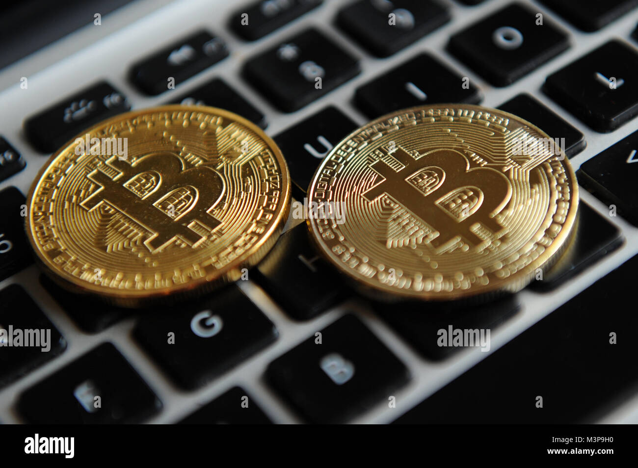 Bitcoins sulla tastiera di un computer Foto Stock
