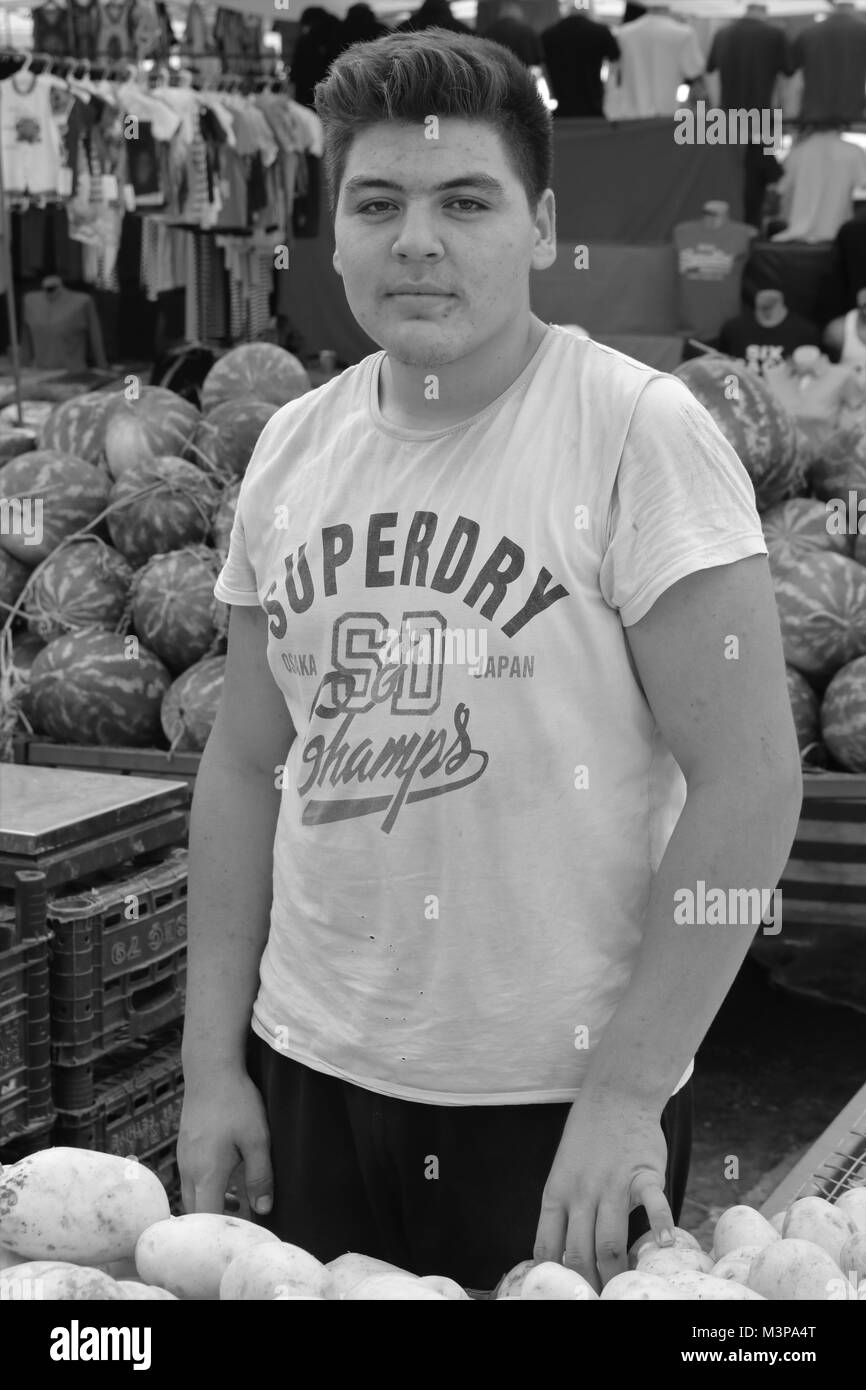 CALIS, Turchia - 6 agosto, 2017: frutta fresca e ortaggi per la vendita su un mercato locale in Calis, Turchia, 6 agosto 2017 Foto Stock