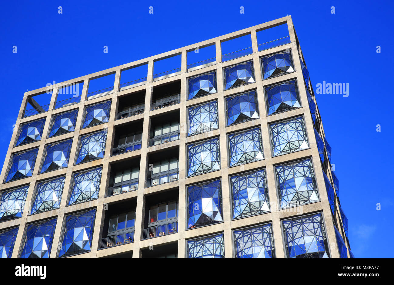 Esterno del nuovo Zeitz MOCAA, in una storica silos edificio, progettato da Thomas Heatherwick, sul lungomare V&A, a Cape Town, Sud Africa Foto Stock