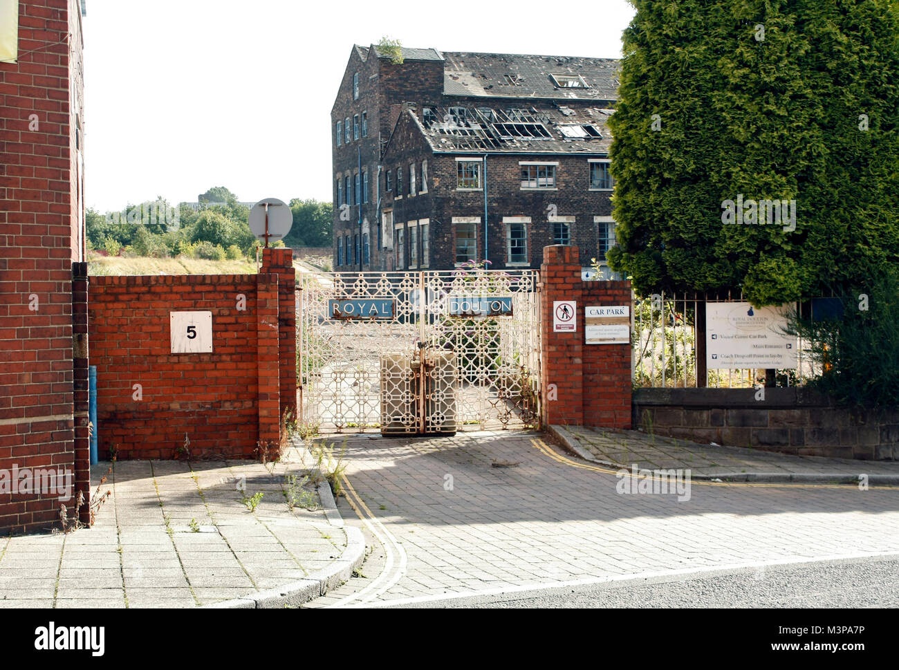 Il cancello storico della fabbrica di banche di ceramica Royal Doulton, chiuso e in attesa di demolizione, 2009, Burslem, Stoke-on-Trent, Staffordshire Foto Stock