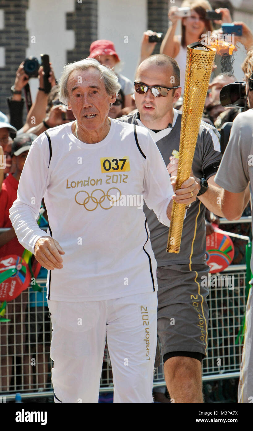 25/07/2012. London, Regno Unito Gordon banche, ex Inghilterra portiere prende la torcia verso il basso Wembley modo. La torcia olimpica arriva a Wembley per i giochi. Foto Stock