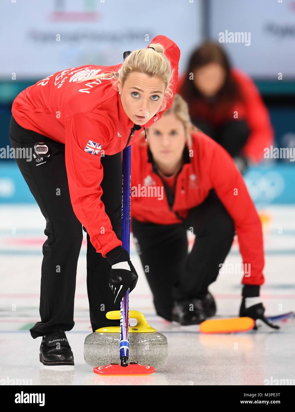 Gangneung, Corea del Sud. 12 Feb, 2018. Gangneung, Corea del Sud. 12 Feb, 2018. Anna Sloan (GBR) e Vicki Adams (GBR). Womens Curling formazione. Pyeongchang2018 Olimpiadi invernali Gangneung centro di curling. Gangneung. Repubblica di Corea. 12/02/2018. Credito: Sport In immagini/Alamy Live News Foto Stock
