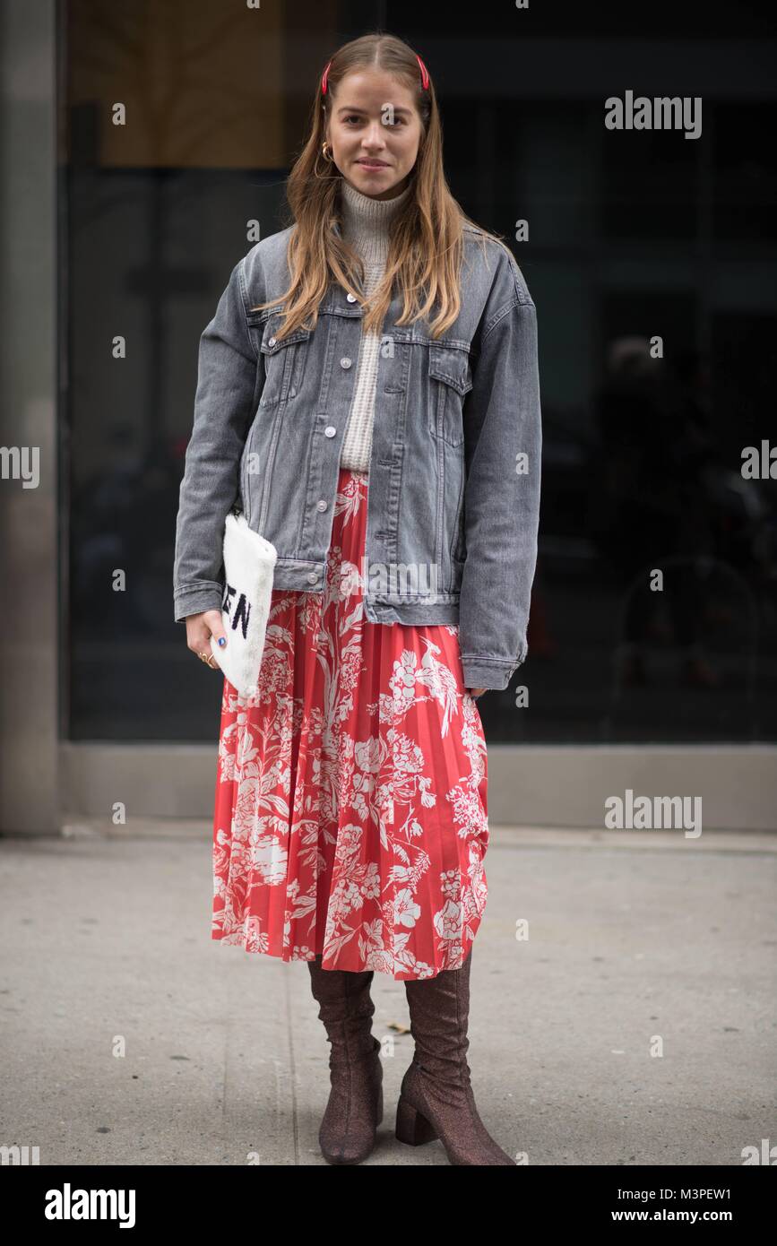 La città di New York, Stati Uniti d'America. 10 Febbraio, 2018. Un elegante showgoer arriva per una pista mostra durante la settimana della moda di New York - Feb 10, 2018 - Credit: Pista Manhattan/Michelle Sangster ***per solo uso editoriale*** | Verwendung weltweit/dpa/Alamy Live News Foto Stock