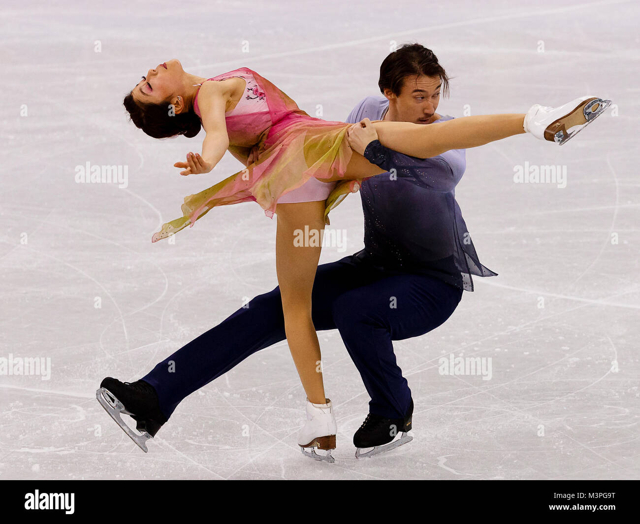 Gangneung, Corea del Sud. 12 Feb, 2018. Kana Muramoto e Chris Reed del Giappone competere durante l'evento di Team la danza su ghiaccio Danza libera al PyeongChang 2018 Giochi Olimpici Invernali a Gangneung Ice Arena lunedì 12 febbraio, 2018. Credito: Paolo Kitagaki Jr./ZUMA filo/Alamy Live News Foto Stock