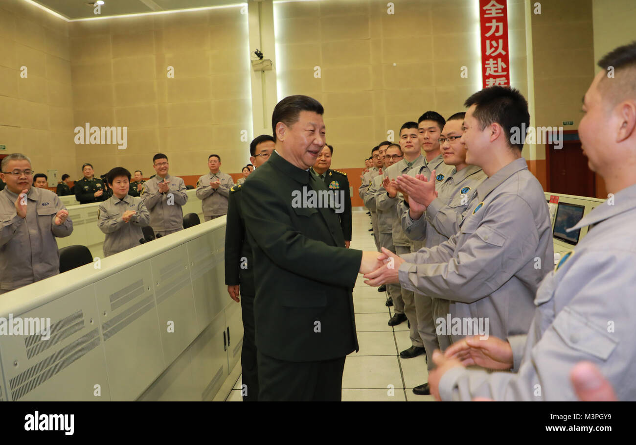 Chengdu, cinese della provincia di Sichuan. 10 Febbraio, 2018. Il presidente cinese Xi Jinping (L, anteriore), anche segretario generale del Partito Comunista della Cina Comitato Centrale e Presidente della Commissione militare centrale, colloqui con scienziati e tecnici, chiedendo loro circa le loro attività di ricerca, di lavoro e di vita, come egli visita una base militare nel sud-ovest della Cina di provincia di Sichuan, Feb 10, 2018. Xi festival estesa saluti a tutti gli ufficiali e soldati dell Esercito di Liberazione del Popolo e la forza di polizia armata e tutte le milizie e personale di riserva. Credito: Li pista/Xinhua/Alamy Live News Foto Stock