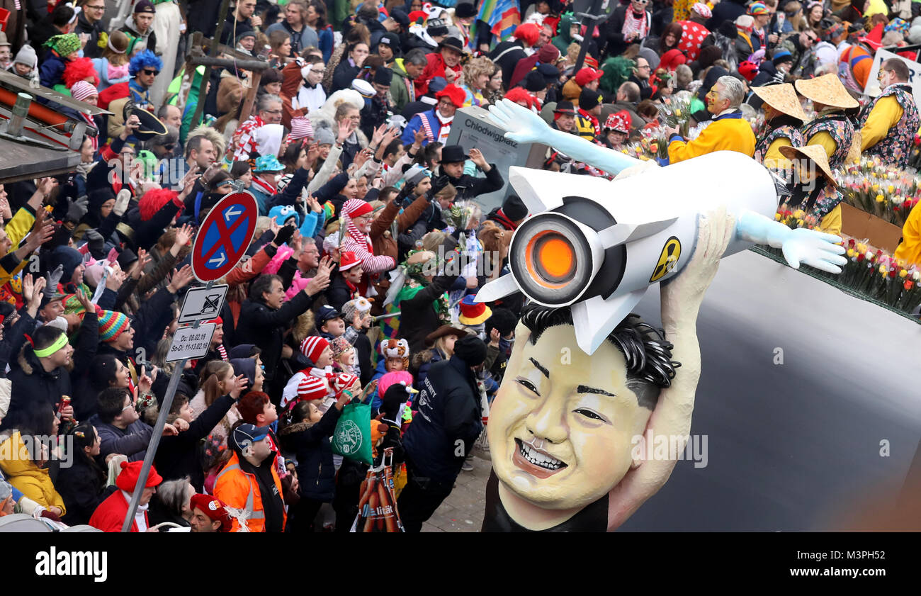 Una caricatura politica galleggiante dotato di 'leader della Corea del nord Kim Jong Onu" prende parte al Rosenmontag (Martedì grasso lunedì) sfilata di carnevale a Colonia, Germania, 12 febbraio 2018. Foto: Rolf Vennenbernd/dpa Foto Stock