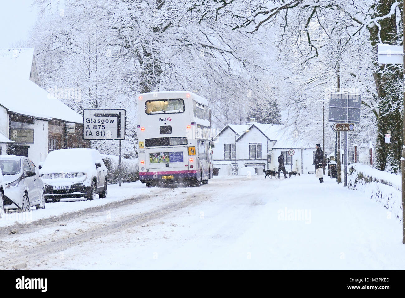 A Killearn, Stirlingshire, Regno Unito Scozia - 12 Febbraio 2018: Regno Unito meteo - pesanti durante la notte neve creando condizioni di marcia difficili per la mattina gli automobilisti in a Killearn, Stirlingshire, Scotland Credit: Kay Roxby/Alamy Live News Foto Stock