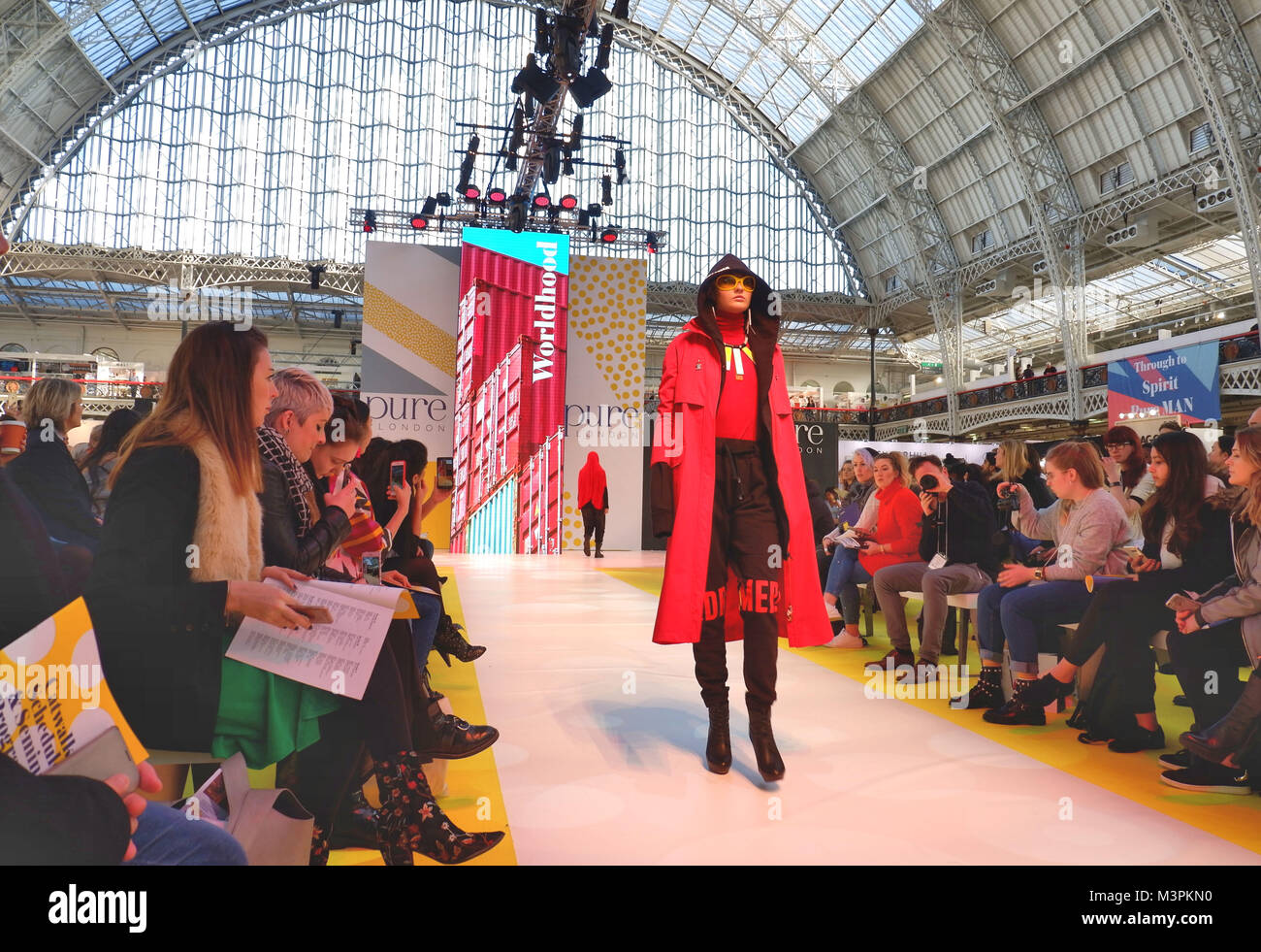 London.UK. 12 Febbraio 2018.London premier eventi moda pura London 2018 continua a Olympia di Londra. © Brian Minkoff/ Alamy Live News Foto Stock