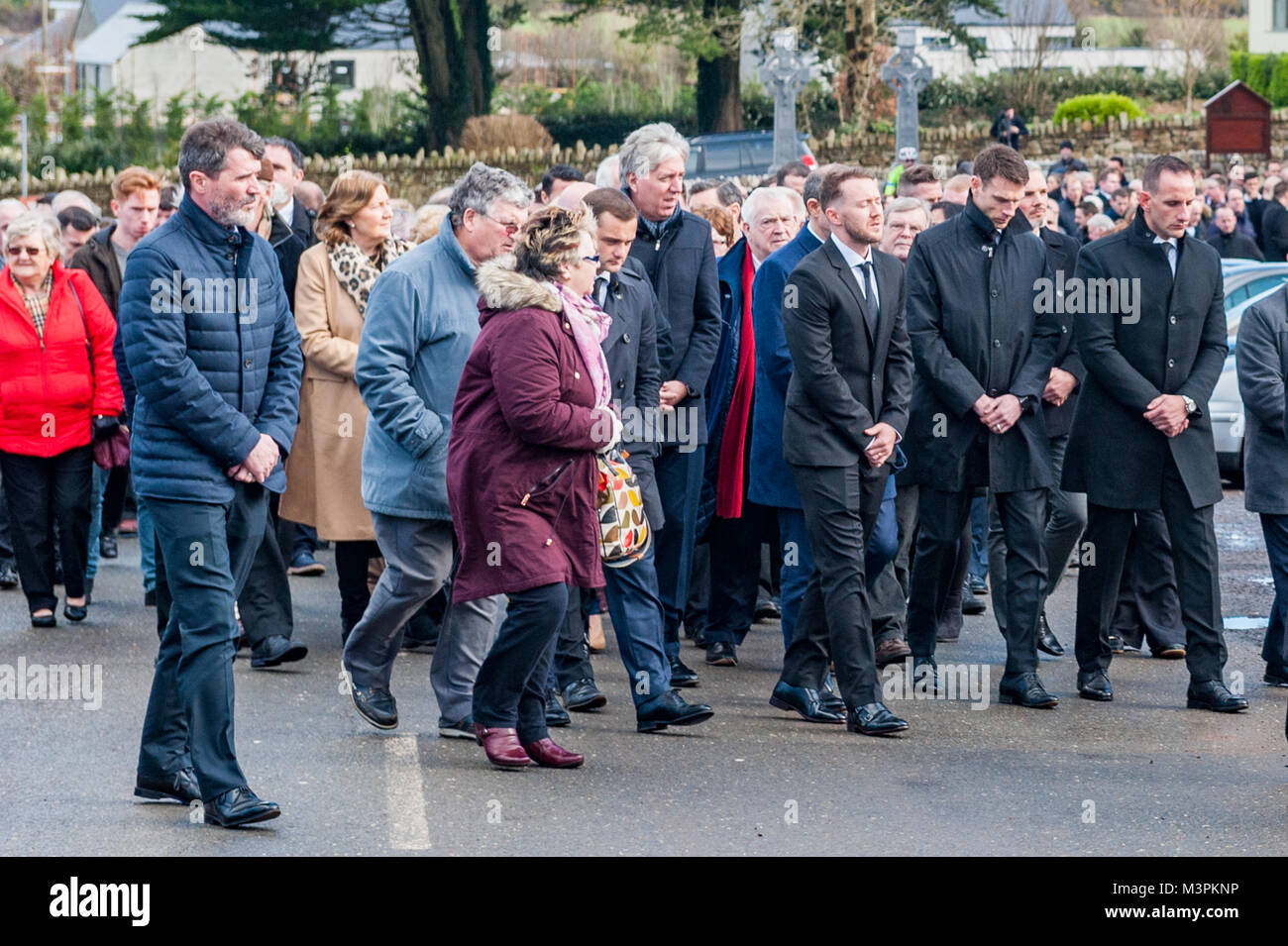 Forni, Irlanda. 12 Feb, 2018. I funerali del calciatore Liam Miller ha avuto luogo oggi a San Giovanni Battista, forni, County Cork, Irlanda. Un numero enorme di persone in lutto hanno assistito ai funerali, compresi molti calciatori di Miller del vecchio club, compresa la città di Cork, celtica e il Manchester United. Roy Keane (telecamera più vicina), Aiden McGeady, Shaun Maloney e fa l'Irlanda boss John Delaney erano tra le persone in lutto. Credito: Andy Gibson/Alamy Live News. Foto Stock