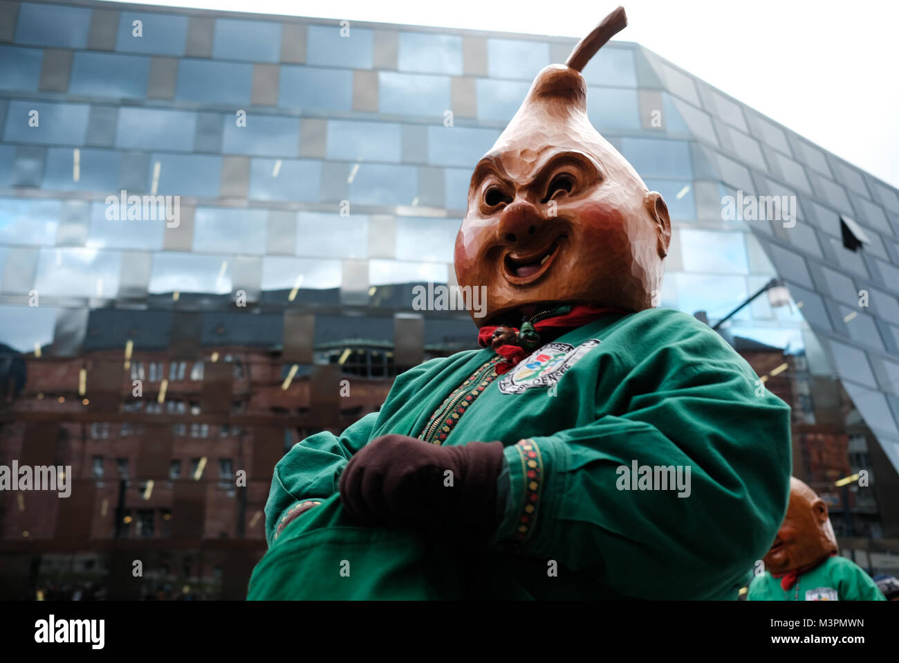 Freiburg, Germania. 12 Febbraio, 2018. Un partecipante che indossa una maschera di pera e un costume durante il tradizionale Rose lunedì sfilata di carnevale a Friburgo in Germania il 12 febbraio 2018. Credito: Miroslav Dakov/Alamy Live News Foto Stock