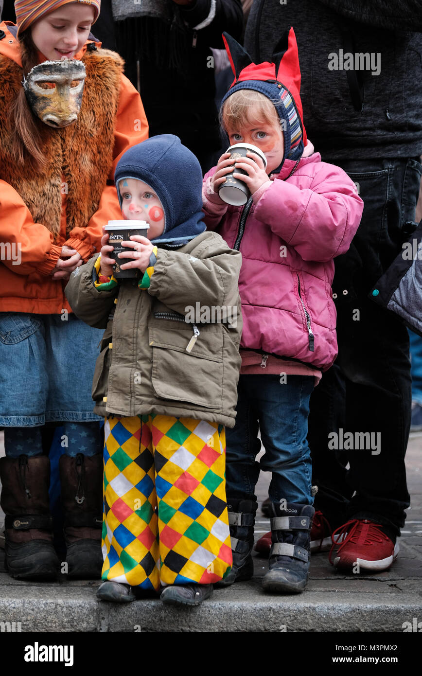 Freiburg, Germania. 12 Febbraio, 2018. I bambini in costumi stessi di riscaldamento durante il tradizionale Rose lunedì sfilata di carnevale a Friburgo in Germania il 12 febbraio 2018. Credito: Miroslav Dakov/Alamy Live News Foto Stock