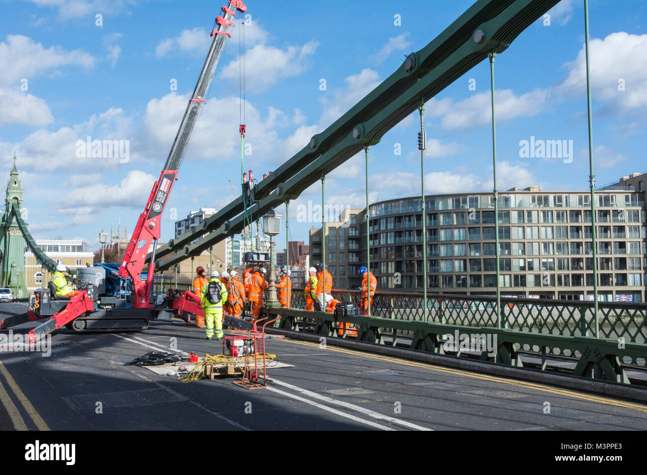 I lavoratori che si impegnano nella riparazione e manutenzione lavorano su Hammersmith Bridge, prima della sua improvvisa chiusura nel 2019! Foto Stock
