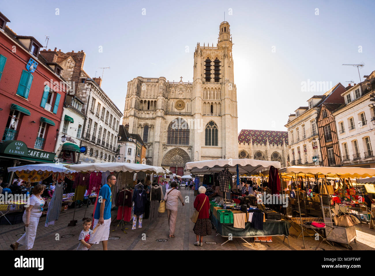 La cattedrale di Santo Stefano di Sens, una cattedrale cattolica a Sens in Borgogna, Francia orientale con la piazza del mercato piena di persone Foto Stock