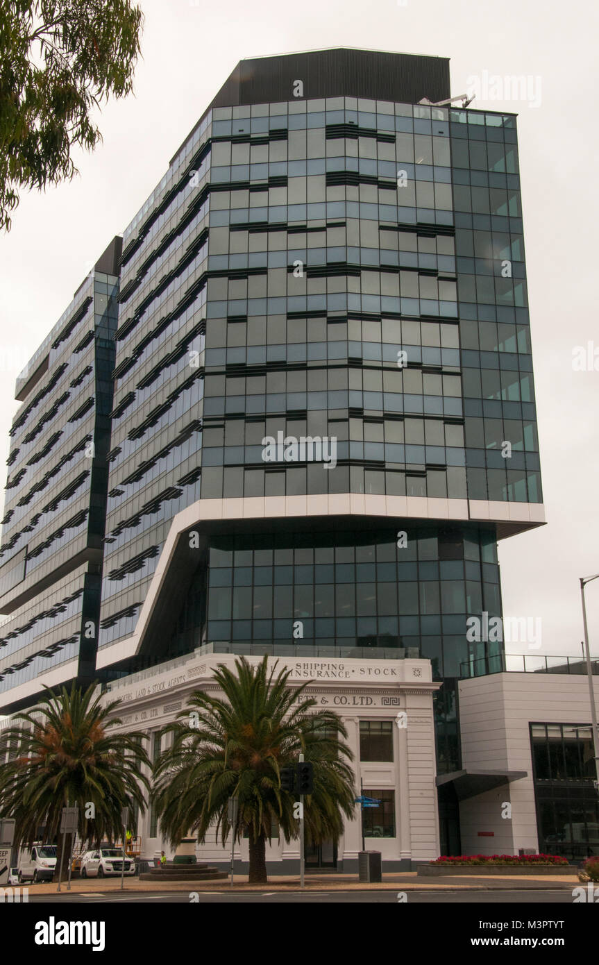 Geelong di 14 piani edificio WorkSafe, programmata per aprire a metà-2018, abbraccia l'90-anno-vecchio Dalgety & Co edificio. Victoria, Australia Foto Stock