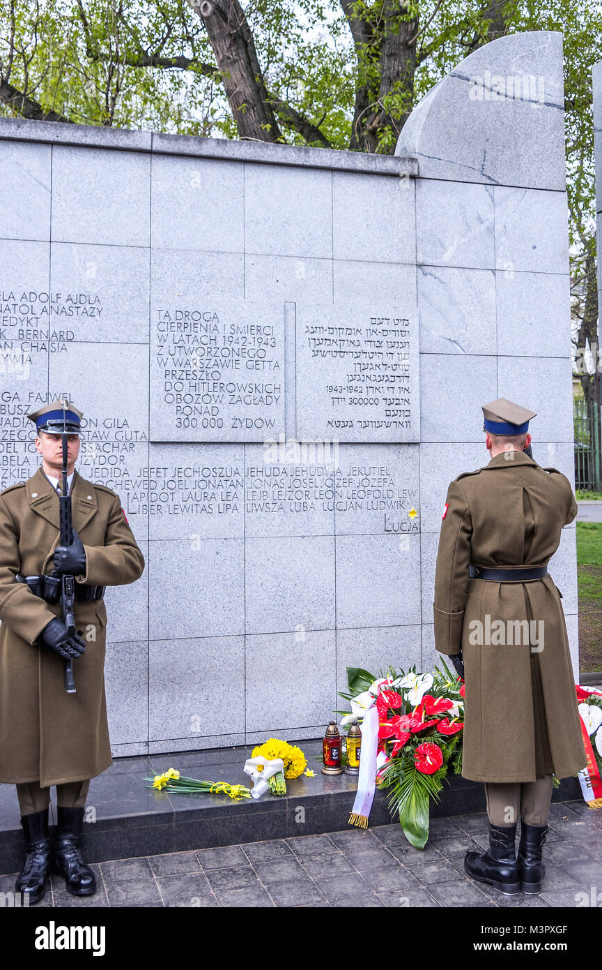 Varsavia, Polonia - Aprile 19th, 2017: forze armate polacche guardia d'onore al monumento Umschlagplatz. Foto Stock