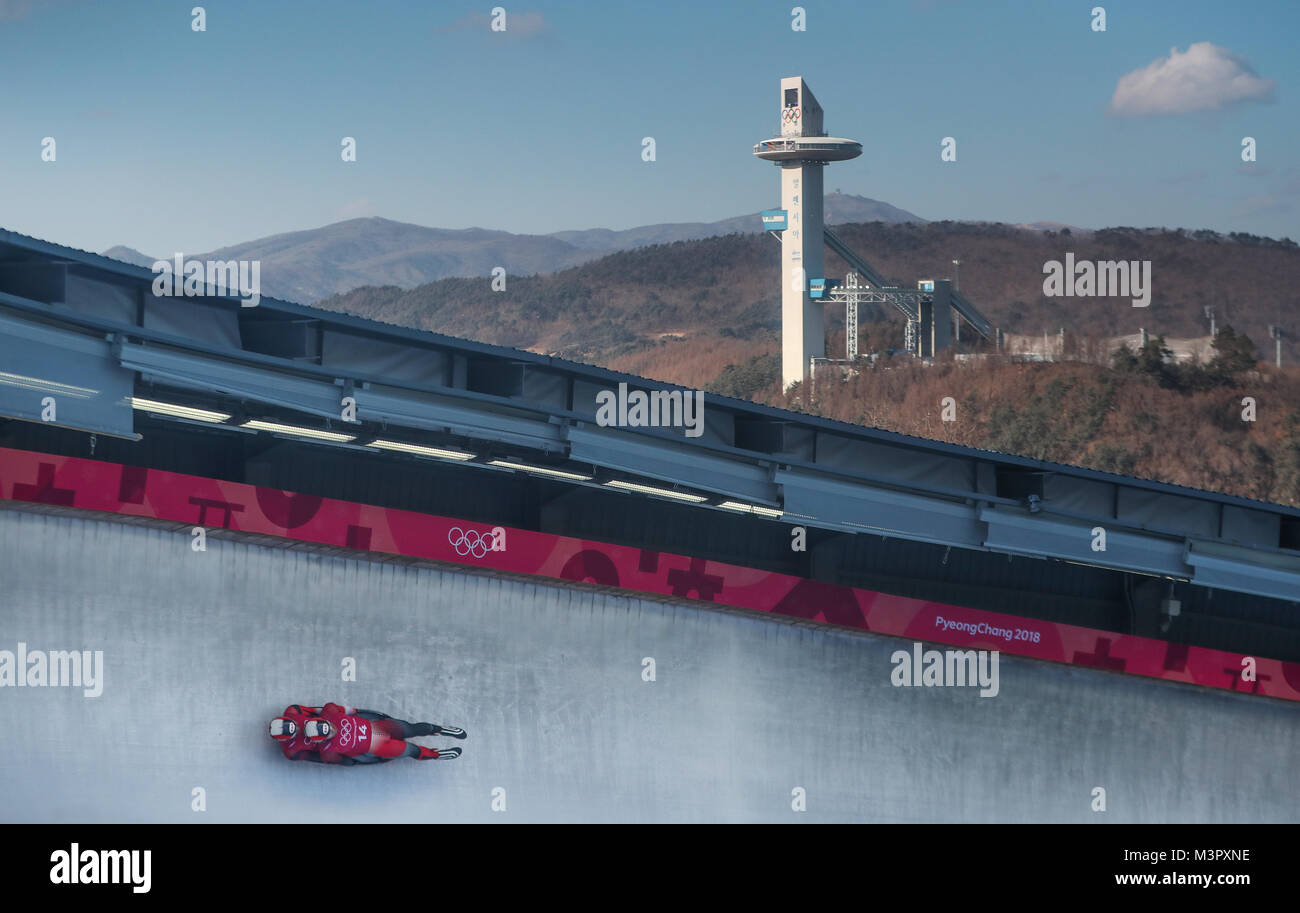 Canada's Tristan Walker e Justin Snith durante gli uomini di Double Luge pratica durante i tre giorni del PyeongChang 2018 Giochi Olimpici Invernali in Corea del Sud. Stampa foto di associazione. Picture Data: lunedì 12 febbraio, 2018. Vedere PA storia OLYMPICS Luge. Foto di credito dovrebbe leggere: David Davies/filo PA. Restrizioni: solo uso editoriale. Uso non commerciale. Foto Stock