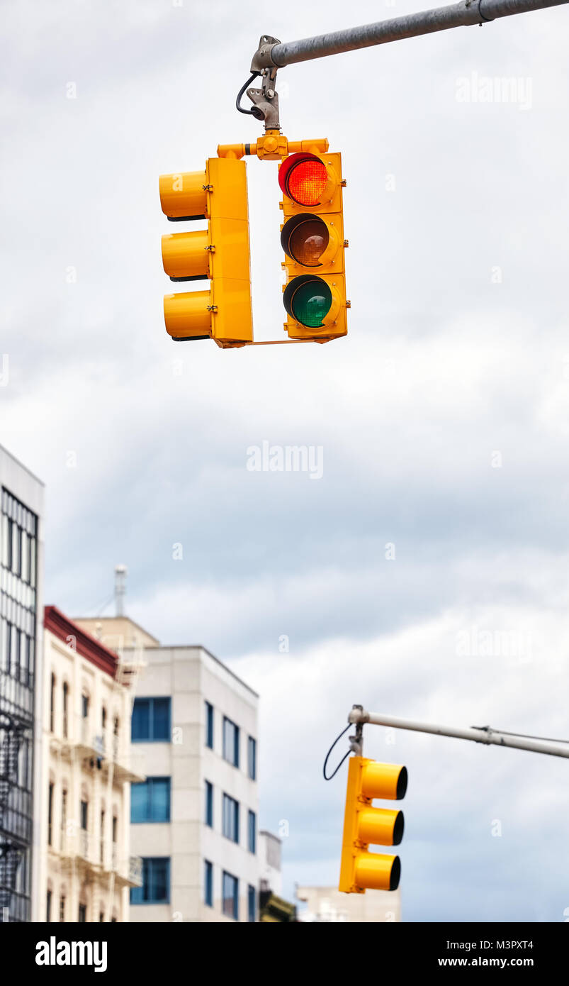 Semaforo rosso quando visualizzato, il fuoco selettivo, New York City, Stati Uniti d'America. Foto Stock