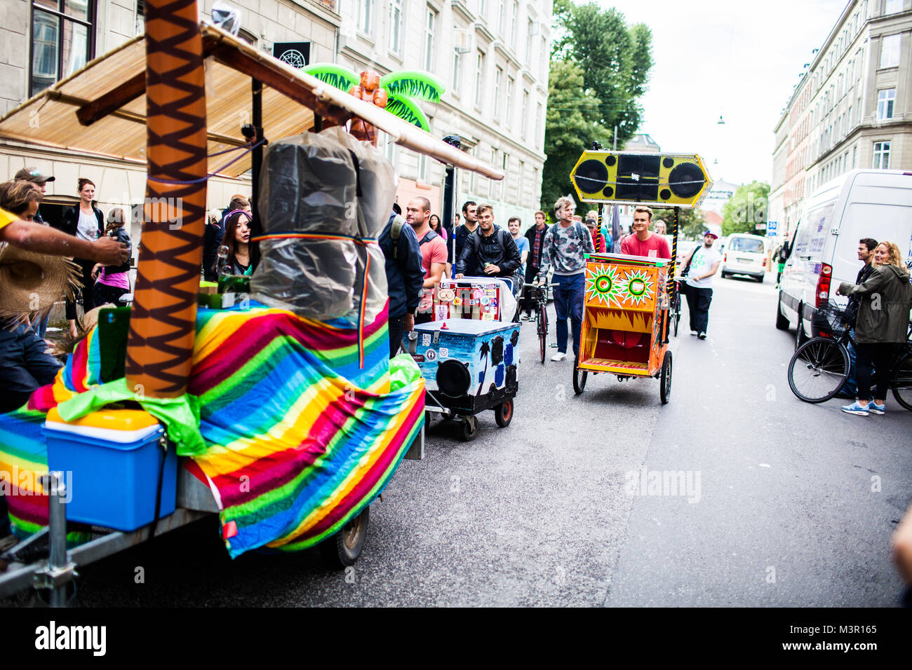 Un sistema di suono caravan di colorati e trasportabile-giamaicano ha ispirato i sistemi audio di laminazione è giù per la strada per una strada e block party in Copenhagen. Danimarca, 14/08 2013. Foto Stock