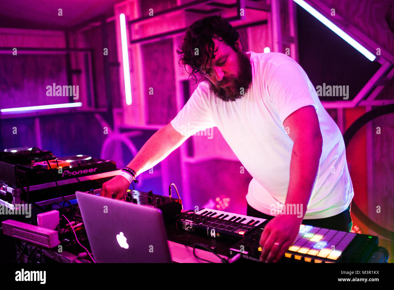 Il danese DJ e musicista elettronico Thomas Bertelsen è noto con il nome di DJ DJ T.O.M. e qui esegue sotto il suo moniker T.O.M. & Il Suo Computer presso il Danish arte e musica festival Festival Trailerpark 2014 a Copenaghen. Danimarca, 03/08 2014. Foto Stock