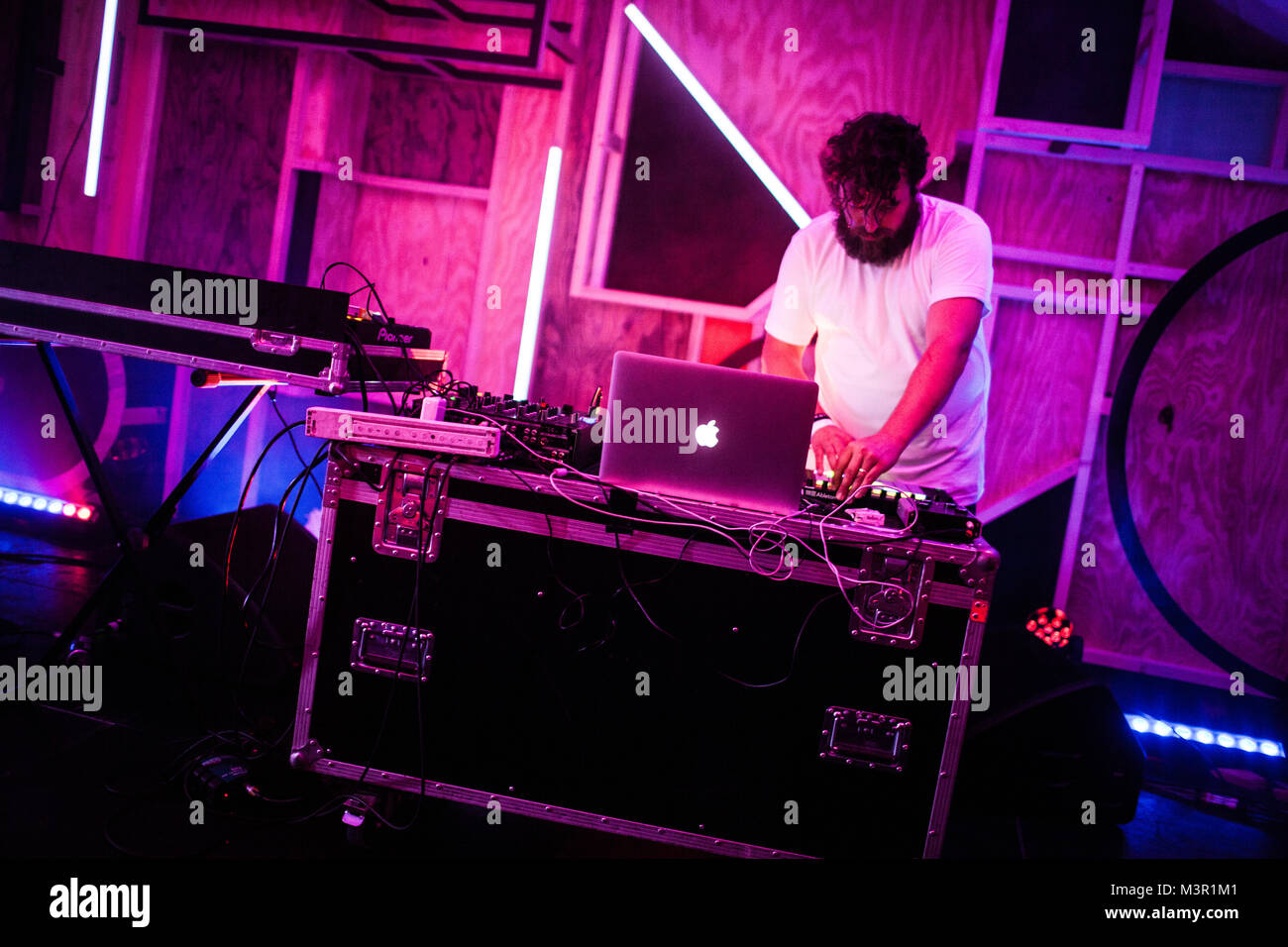 Il danese DJ e musicista elettronico Thomas Bertelsen è noto con il nome di DJ DJ T.O.M. e qui esegue sotto il suo moniker T.O.M. & Il Suo Computer presso il Danish arte e musica festival Festival Trailerpark 2014 a Copenaghen. Danimarca, 03/08 2014. Foto Stock