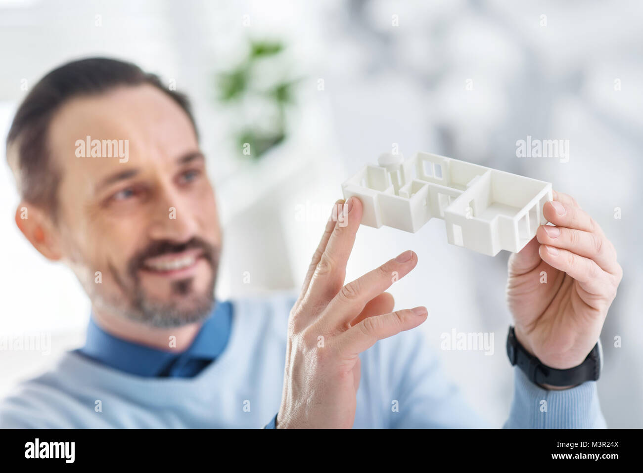 Architetto felice tenendo un modello di una casa Foto Stock