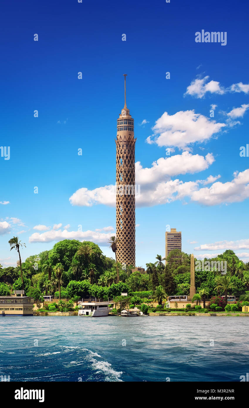 Altezza della torre della TV a Il Cairo vicino al Nilo Foto Stock