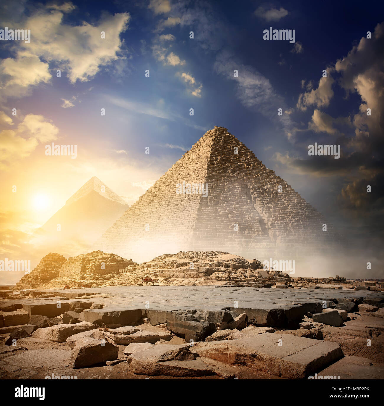 Piramide egizia nel deserto vicino a Giza Foto Stock