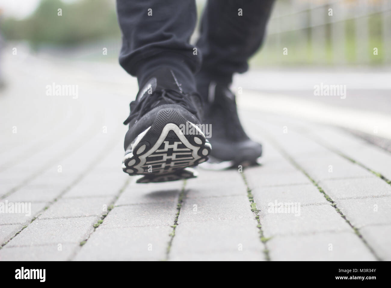 I piedi delle persone che camminano sul marciapiede in inverno Foto Stock