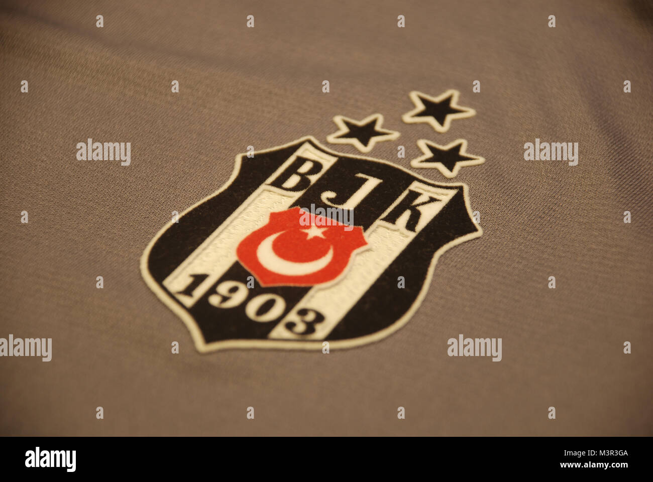 Il badge di Besiktas JK sul grigio ufficiale jersey per il 2017-2018 stagione Foto Stock