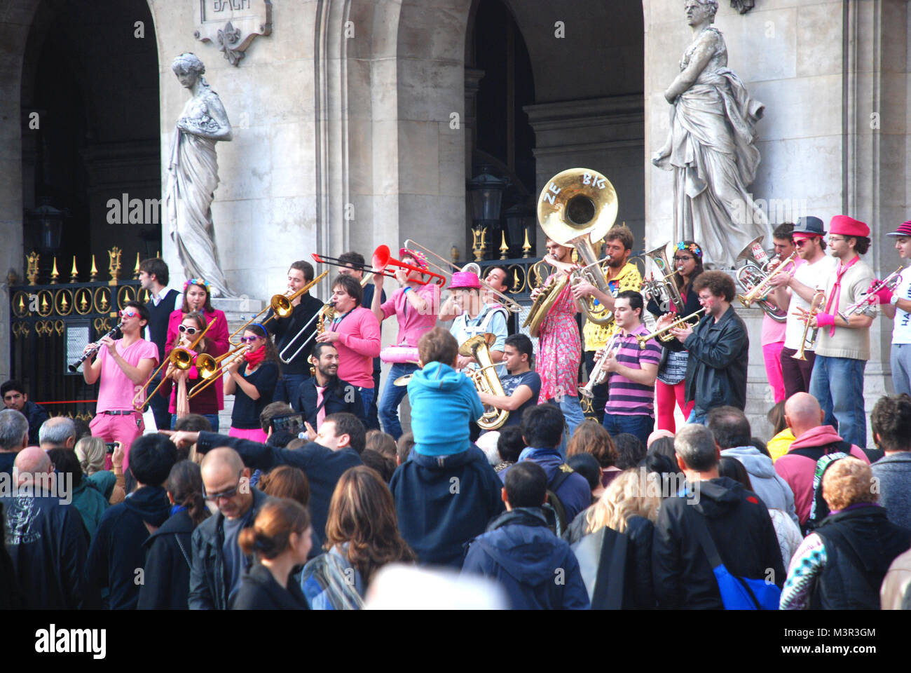 Street brass band esibirsi di fronte al Palais Garnier (Opera) a Parigi, Francia Foto Stock