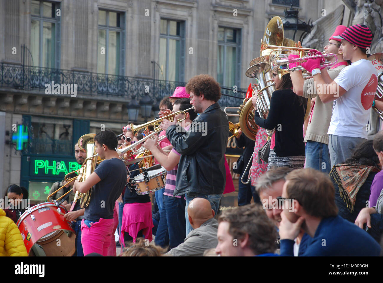 Street brass band esibirsi di fronte al Palais Garnier (Opera) a Parigi, Francia Foto Stock