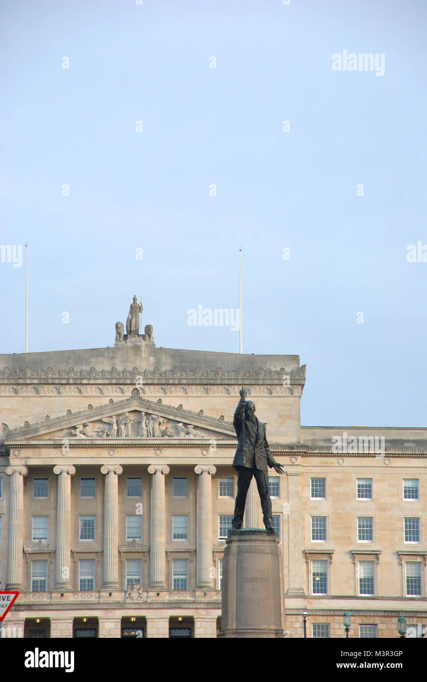 Statua di Edward Carson e Stormont (Irlanda del nord del palazzo del parlamento) in background Foto Stock