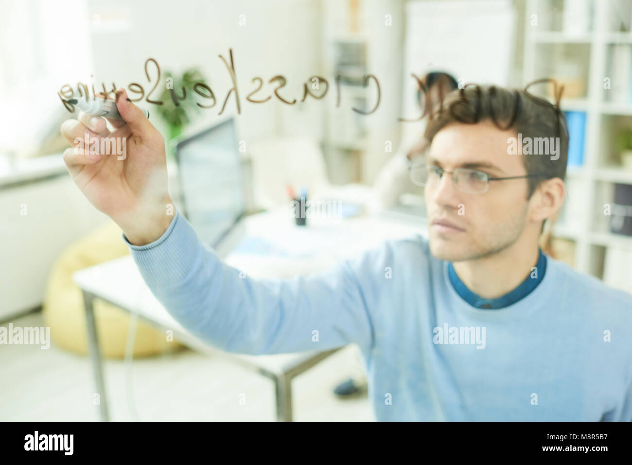 Esso professionale per la scrittura sulla parete di vetro Foto Stock