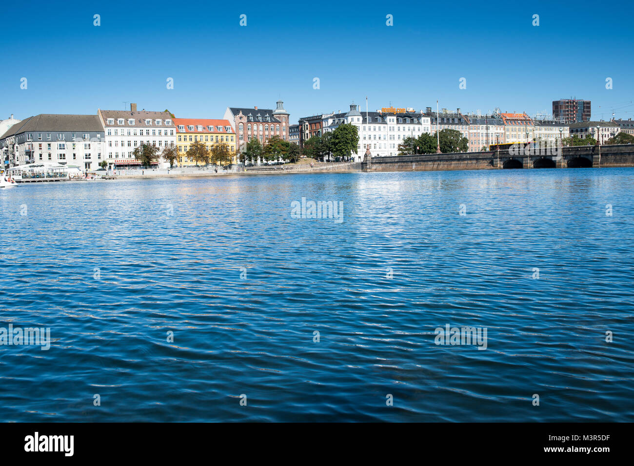 Peblinge Sø (lago) a Copenhagen come si vede dall'acqua con vista verso Nørrebro Foto Stock