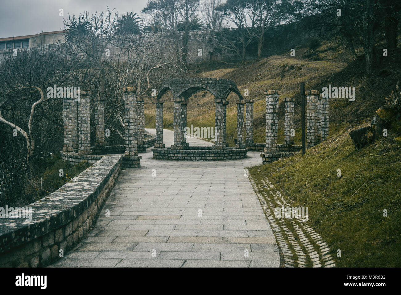 Struttura architettonica in passeggiata marittima di Baiona Galizia, Spagna Foto Stock