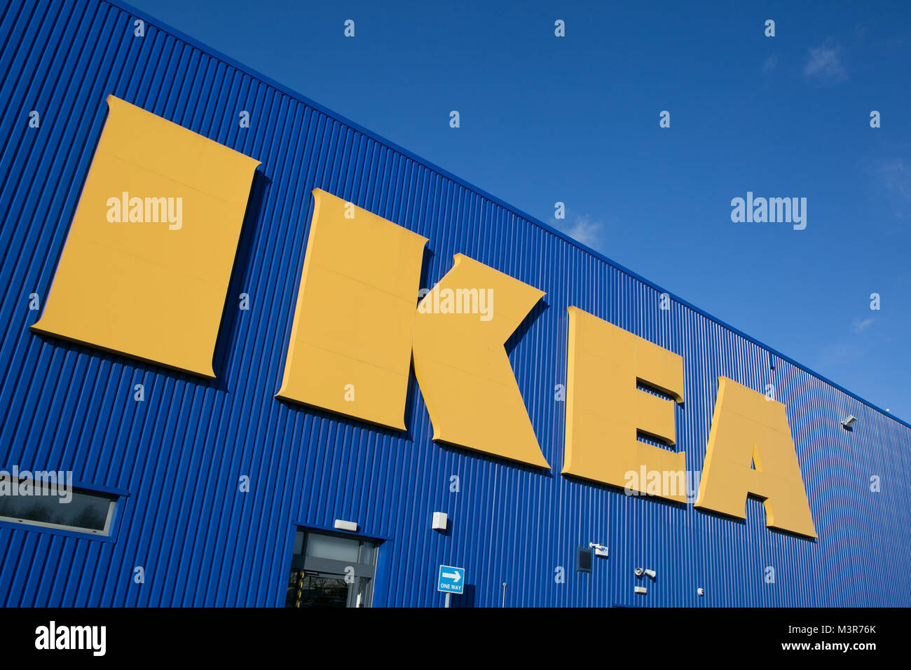 Parte anteriore del negozio IKEA con grandi lettere di colore giallo. Preso 12 febbraio 2018 dopo il fondatore di IKEA Ingvar Kamprad morti di età compresa tra i 91. Foto Stock