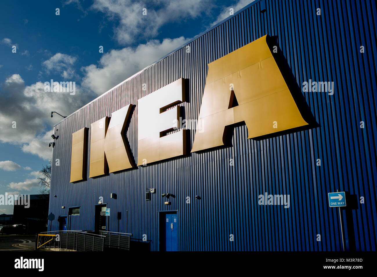 Parte anteriore del negozio IKEA con grandi lettere di colore giallo. Preso 12 febbraio 2018 dopo il fondatore di IKEA Ingvar Kamprad morti di età compresa tra i 91. Foto Stock