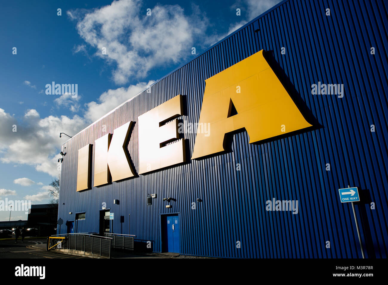 Parte anteriore del negozio IKEA con grandi lettere di colore giallo. Preso 12 febbraio 2018 dopo il fondatore di IKEA Ingvar Kamprad morti di età compresa tra i 91. Foto Stock