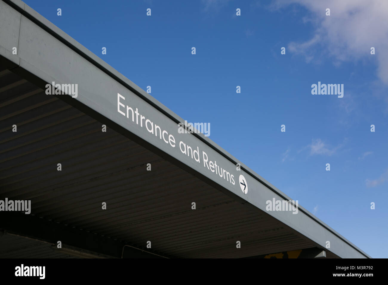 Ingresso di IKEA e resi segno al di fuori del negozio. Warrington, Regno Unito. Preso 12 febbraio 2018 dopo il fondatore di IKEA Ingvar Kamprad morti di età compresa tra i 91. Foto Stock