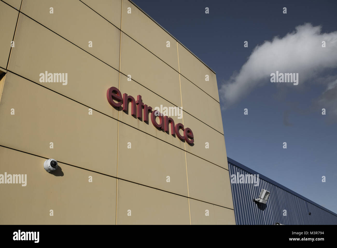 IKEA entrata segno sulla parete gialla al di fuori del negozio. Warrington, Regno Unito. Preso 12 febbraio 2018 dopo il fondatore di IKEA Ingvar Kamprad morti di età compresa tra i 91. Foto Stock