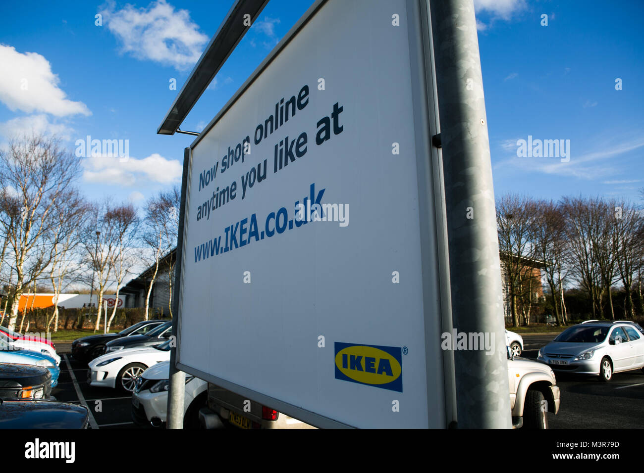 IKEA shopping online firmare in un affollato parco auto. Preso 12 febbraio 2018 dopo il fondatore di IKEA Ingvar Kamprad morti di età compresa tra i 91. Foto Stock