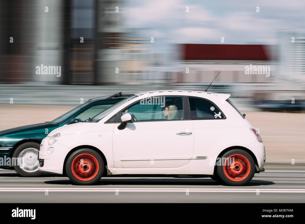 Minsk, Bielorussia - Aprile 7, 2017: colore bianco Fiat 500 Auto con Conducente donna in movimento veloce su strada. Foto Stock