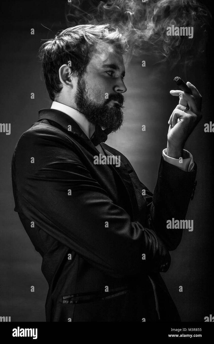 Adulto gentiluomo con la barba bianca Foto stock - Alamy