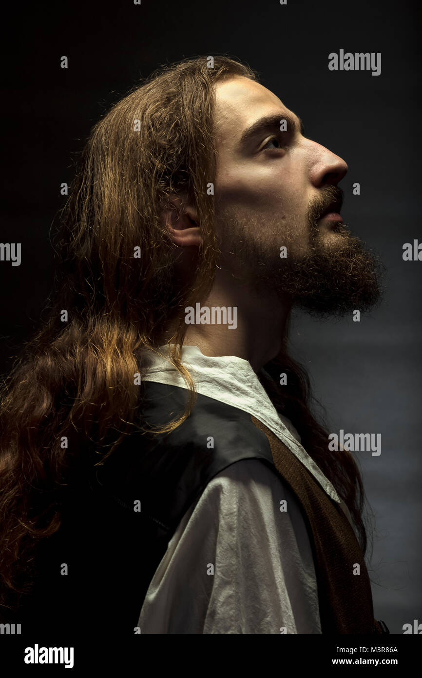 La personificazione di Gesù Cristo, l uomo con i capelli lunghi e la barba, pacificamente cercando fino alla luce Foto Stock