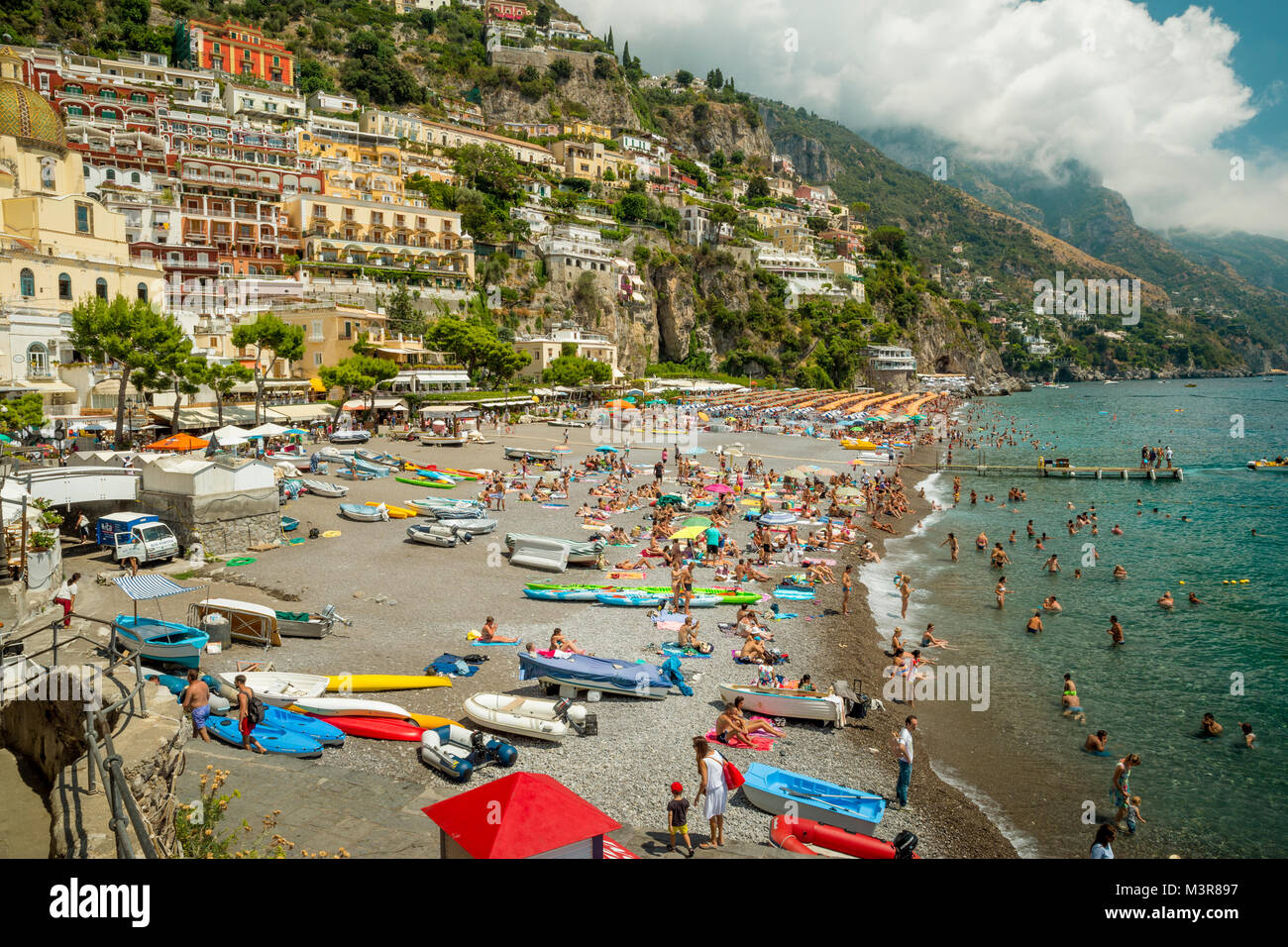 Positano, Italia - 10 agosto 2016: turisti rilassante sulla spiaggia di Positano città. Positano è un antico borgo situato sulla costa di Amalfi in Italia. Foto Stock