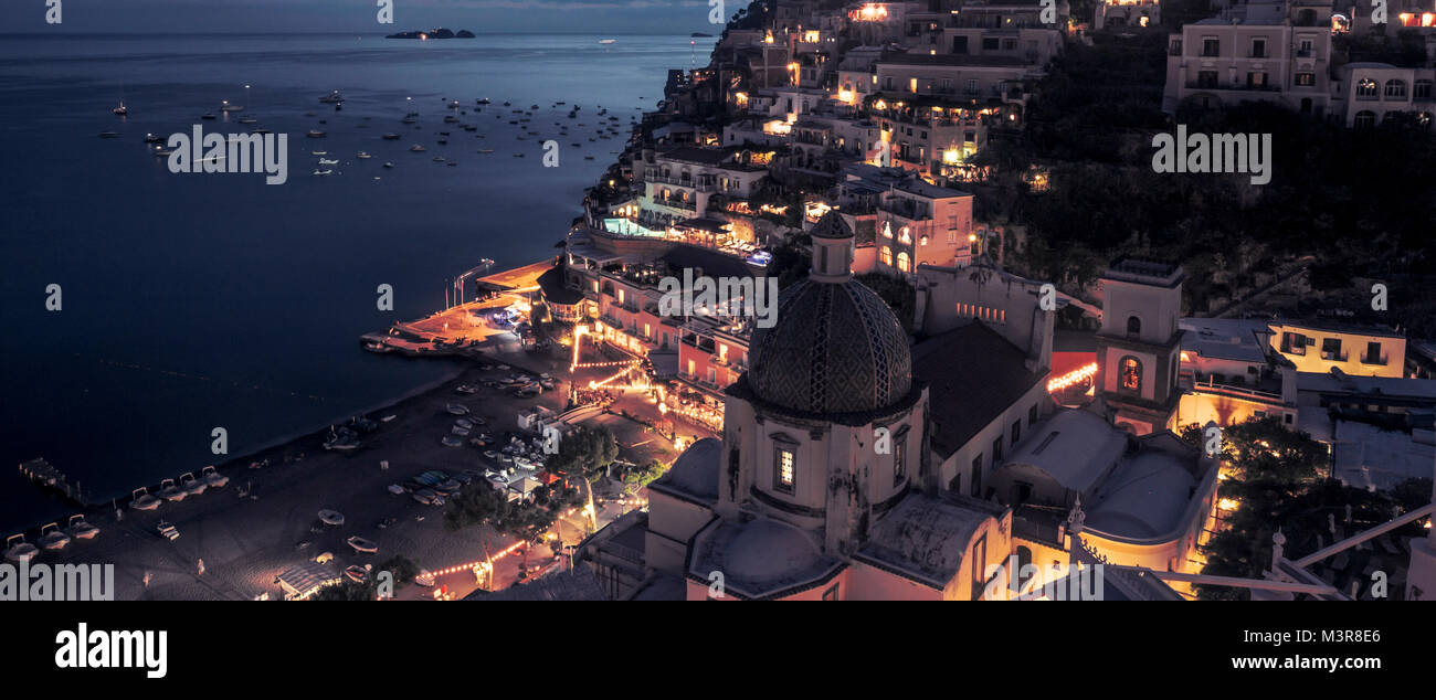 Un fantastico panorama di Positano cittadina di notte, Italia Foto Stock
