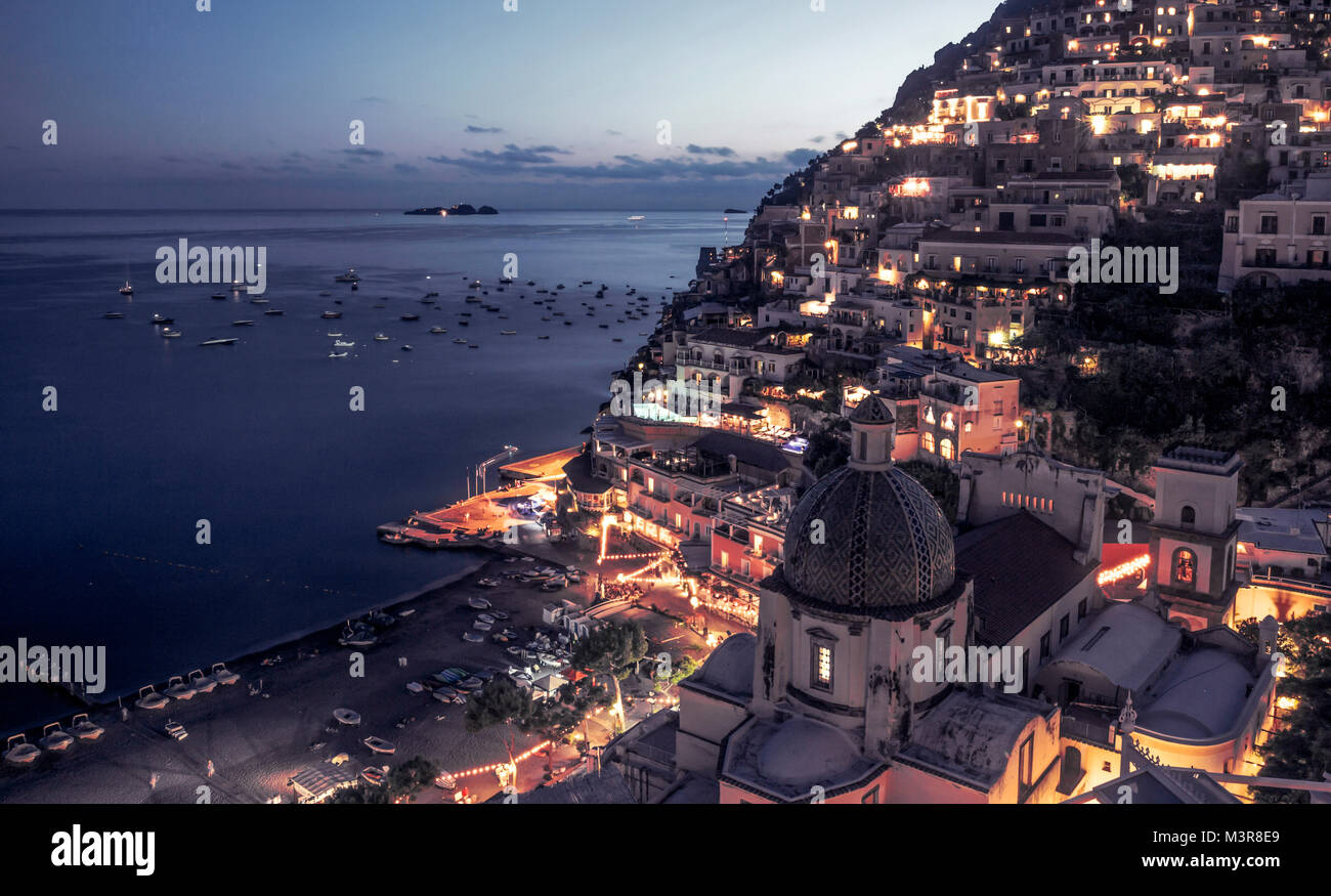 Panorama di Positano di notte, Italia Foto Stock