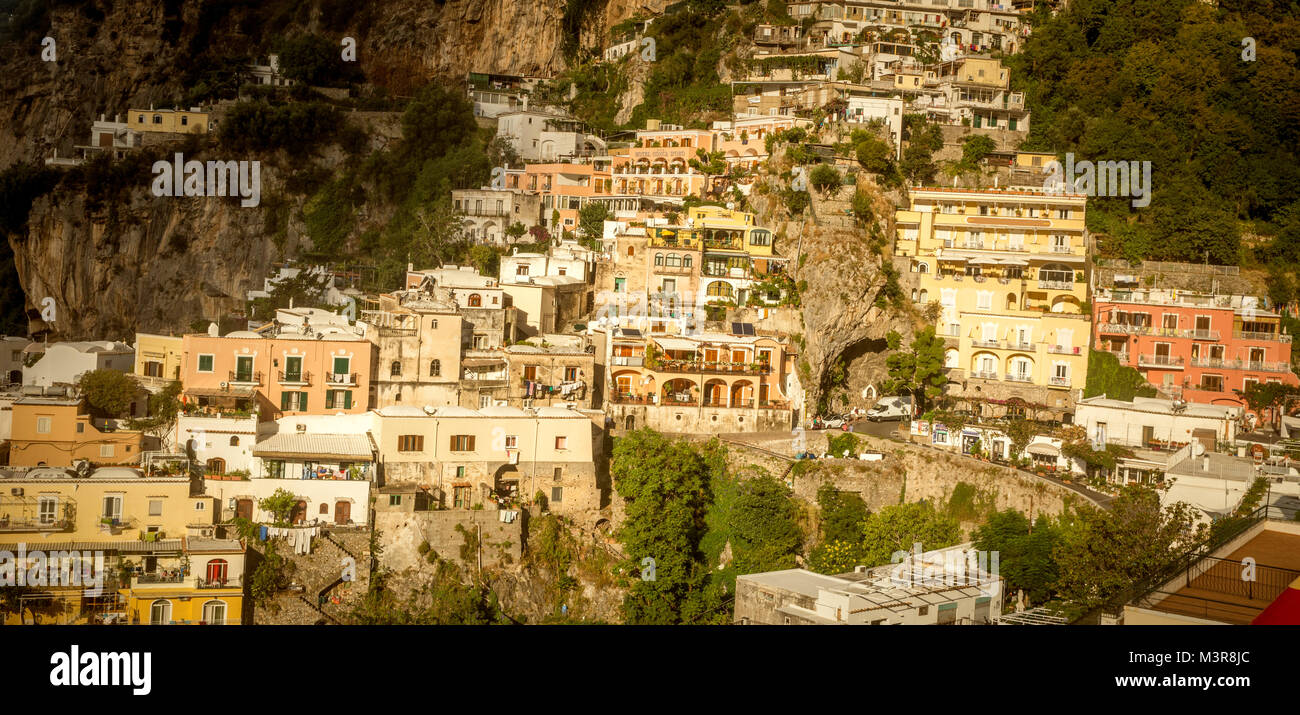 Costiera Amalfitana - panorama di case sulle rocce in Positano Foto Stock